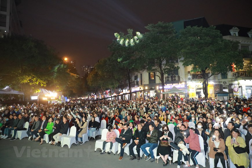 越韩友谊文化之路节在河内市南慈廉郡美廷都市区陈文赖举行。该活动吸引了大量对韩国文化感兴趣的韩国人和越南人前来参观。每天吸引约 7万名游客，远远超过最初估计的 1一万人次。这意味着韩国文化对越南人很有吸引力。图自Vietnam+