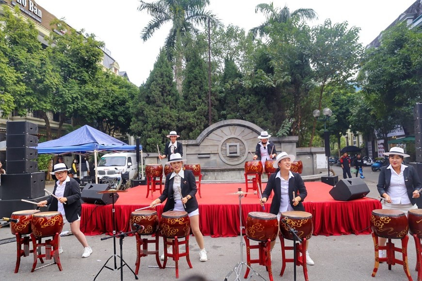 12月10日至11日两天，越韩友谊文化之路节在河内市南慈廉郡美廷都市区陈文赖举行。除了有机会参加各种娱乐活动，品尝韩国的传统美食之外，游客还可以试穿韩国传统服饰留美照。在此期间，许多韩国传统艺术团在活动上表演。图自Vietnam+