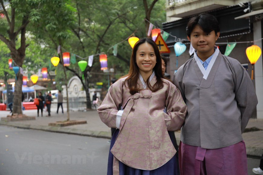 参加从12月10日至11日在河内市南慈廉郡美廷都市区陈文赖举行的越韩友谊文化之路节的越南人民，除了有机会参加娱乐活动，品尝韩国传统的美食之外，还可以试穿韩国传统服饰留美照。特别是，越南的年轻人对韩国传统服饰和服饰非常感兴趣。图自Vietnam+