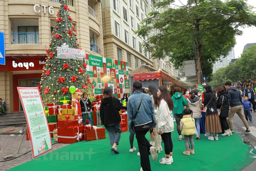12月10日至11日两天，越韩友谊文化之路节在河内市南慈廉郡美廷都市区陈文赖举行。该活动将每年举办一次。除了韩国文化空间，越韩友谊文化之路节还设有的圣诞空间供游客拍照打卡。这里也吸引众多民众，尤其是年轻人前来拍照打卡。图自Vietnam+