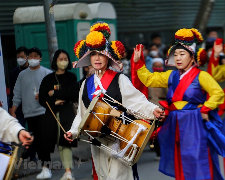 12月10日至11日两天，越韩友谊文化之路节在河内市南慈廉郡美廷都市区陈文赖举行。除了有机会参加各种娱乐活动，品尝韩国的传统美食之外，游客还可以试穿韩国传统服饰留美照。在此期间，许多韩国传统艺术团在活动上表演。韩国传统艺术团在活动表演韩国传统鼓舞。图自Vietnam+