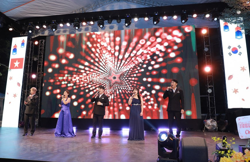 12月10日至11日两天，越韩友谊文化之路节在河内市南慈廉郡美廷都市区陈文赖举行。除了有机会参加各种娱乐活动，品尝韩国的传统美食之外，游客还可以试穿韩国传统服饰留美照。在此期间，许多韩国传统艺术团在活动上表演。韩国歌剧艺术家的表演节目。图自Vietnam+