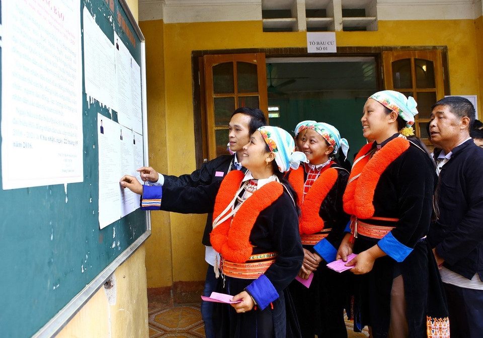 高平省原平县泰学乡一号选举单位选民在投票选出第十四届国会代表之间了解候选人的信息。图片来源：越通社