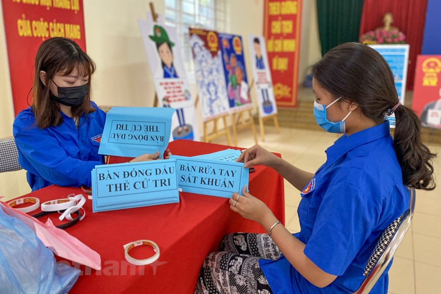 在发挥创造精神的基础上，河内市团市委各基层单位也主动设计了带有自己特色的宣传印刷品，为协助河内各地选举委员会做出贡献。图自河内市团委