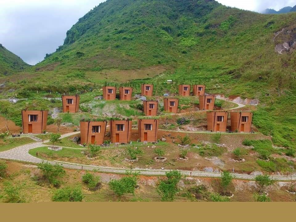 H’MONG VILLAGE度假村空间里的背篮型屋子。图自 越通社