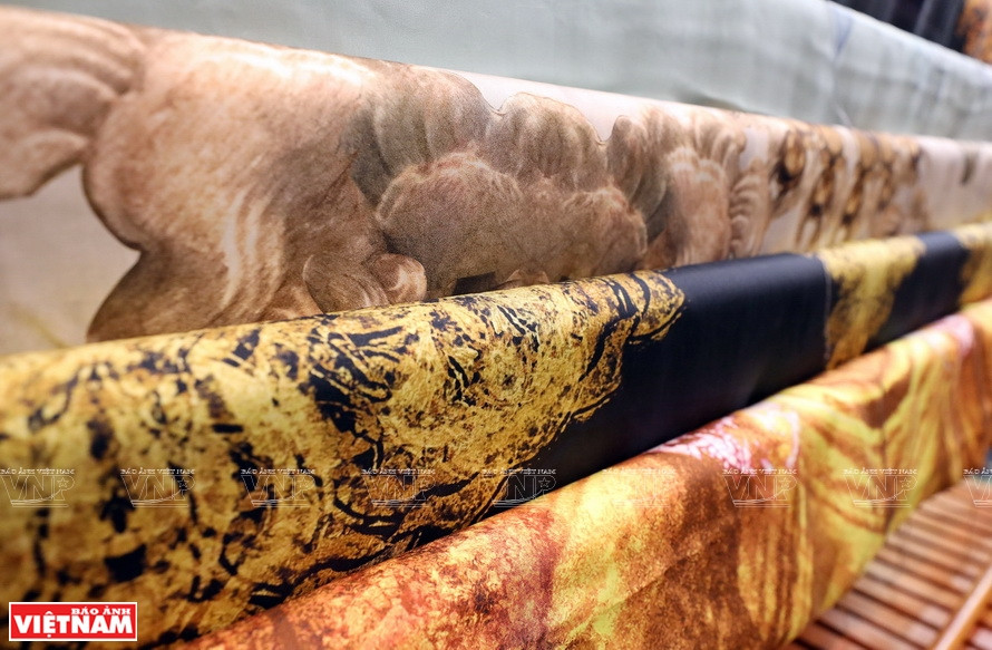 由DeSilk公司所制作的丝绸产品充分反映越南拥有千年历史的古老建筑工程、或越南各传统手工艺村。图自 越通社