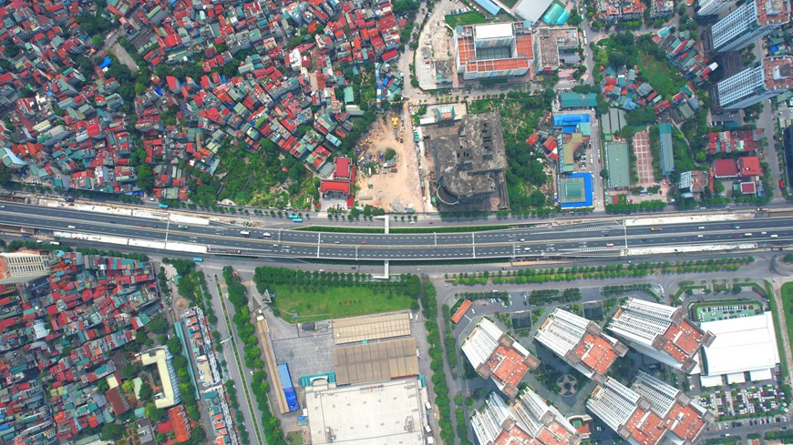 投入使用后，越南交通运输部继续指导升龙建设项目管理委员会在黄国越、古瑞、南升龙等交通枢纽展开施工6处上下桥匝道。图自 VIETNAM+