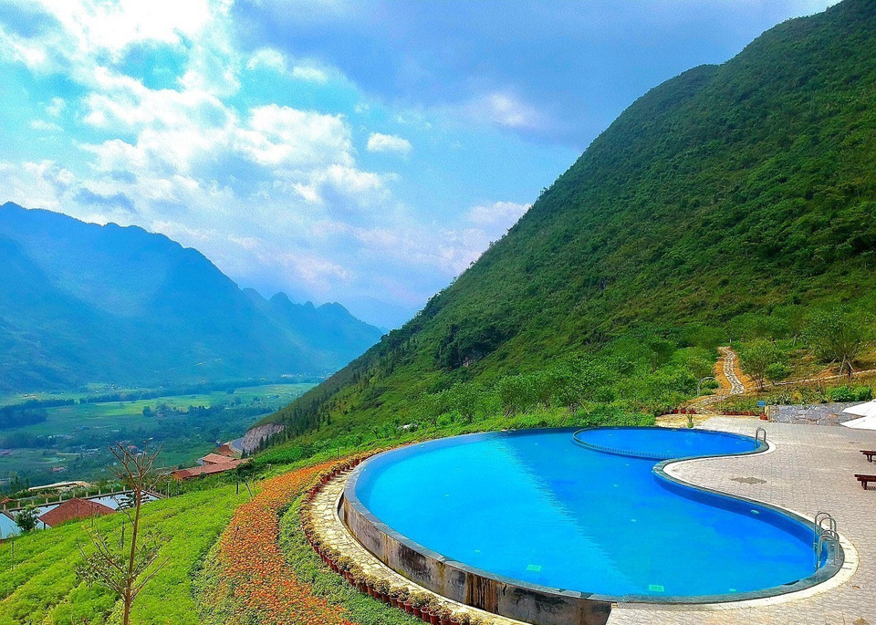 H’MONG VILLAGE 度假村里的无边际泳池。图自 越通社