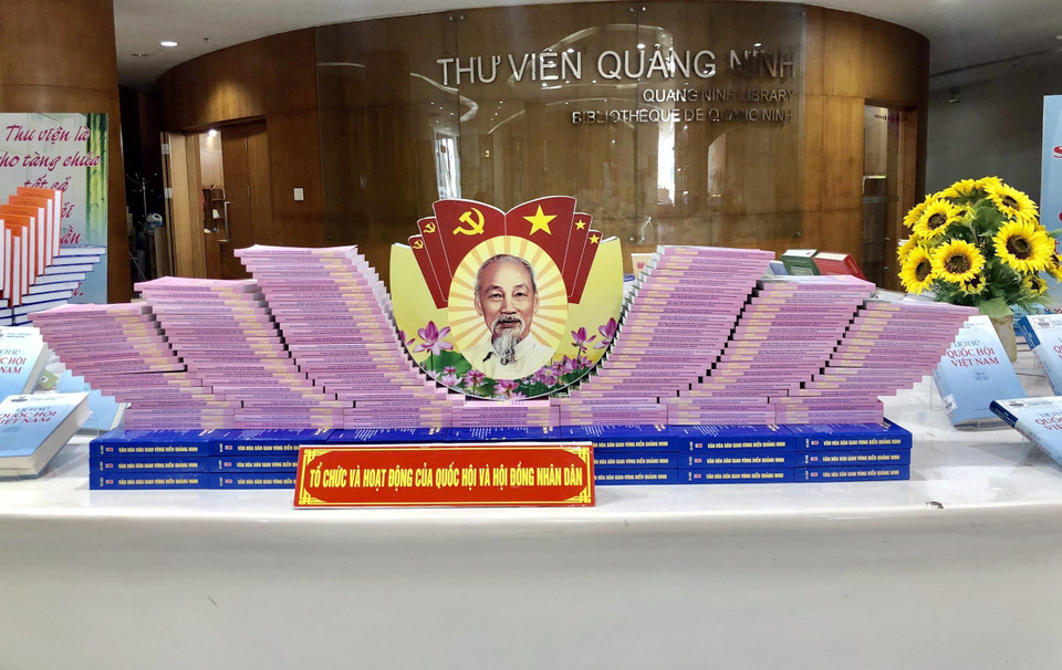该专题书籍展示厅展示有关越南国会的历史征程、广宁省国会代表与人民议会的活动等主题的3000本书籍、报刊和画册。图自越通社
