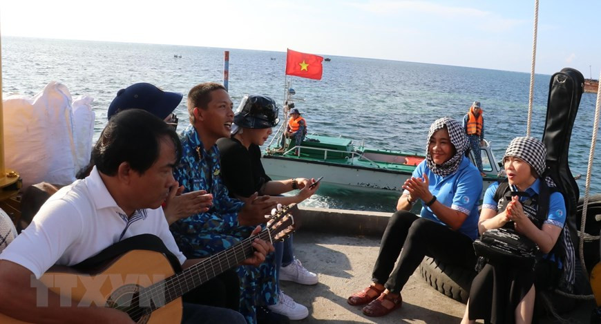 岛上战士与来访的陆地代表团一起参加文艺交流活动。图自越通社