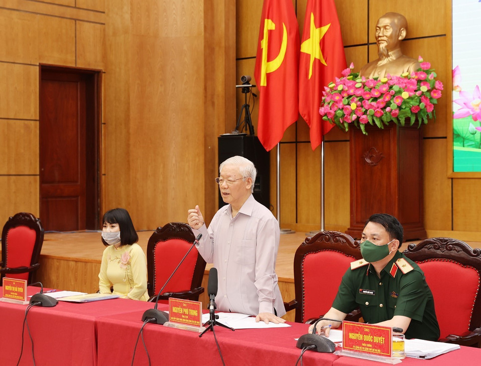 越共中央总书记、中央军委书记 阮富仲向第15届国会候选人和河内选民们介绍自己的行动计划。图自 越通社