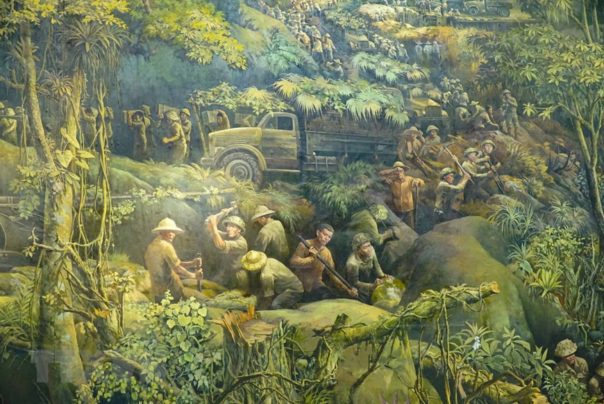 越南部队努力确保通往战场的道路安全畅通。图自 越通社