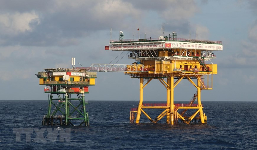 国旗在桂唐经济科技服务站8号DK1高脚屋屋顶迎风招展。图自越通社