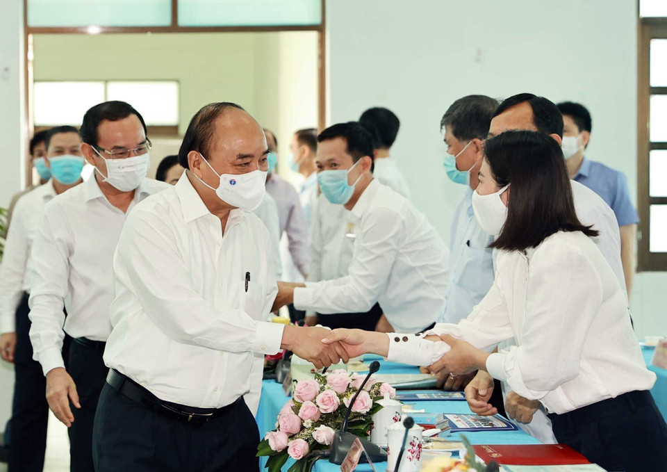 越南国家主席阮春福与候选人出席会议。图自 越通社