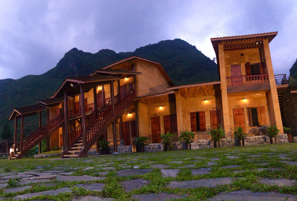 H’MONG VILLAGE 度假村里模仿蒙族同胞的程墙土屋。图自 越通社