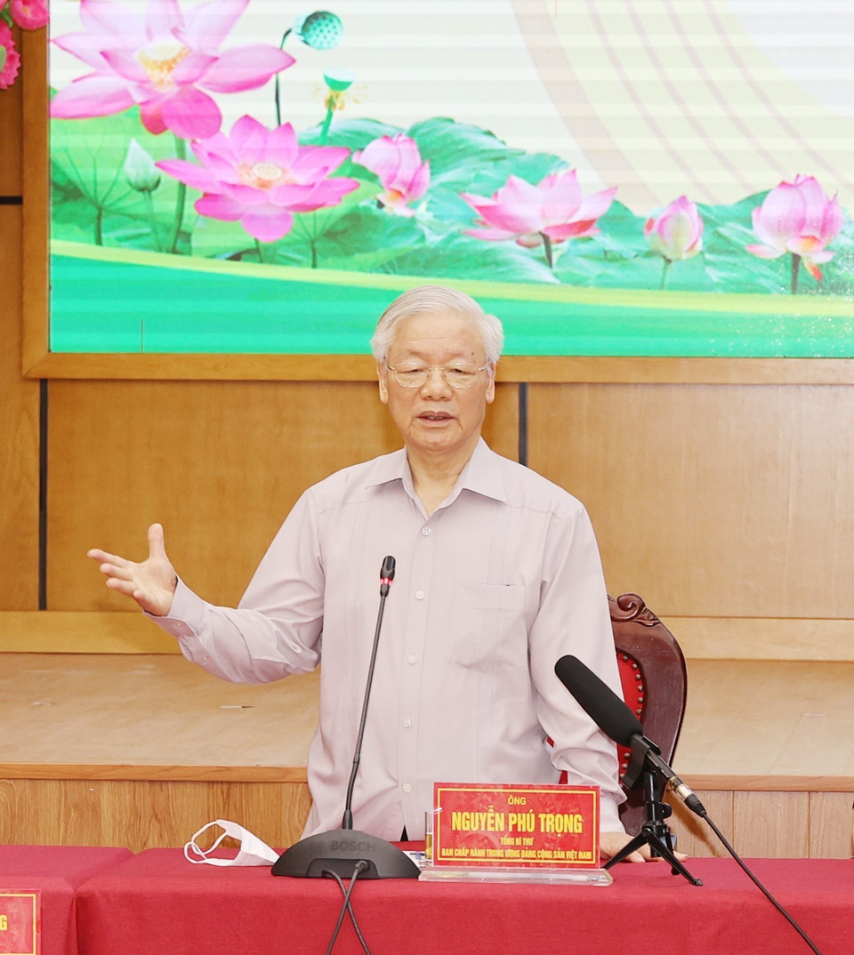 越共中央总书记、中央军委书记 阮富仲向第15届国会候选人和河内选民们介绍自己的行动计划。图自 越通社