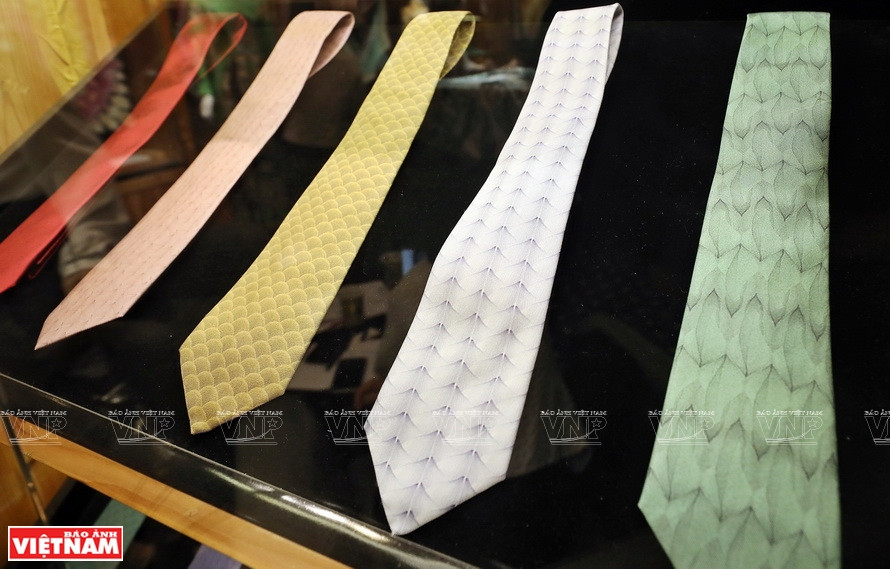 DeSilk 品牌高级丝绸围巾系列。 图自 越通社