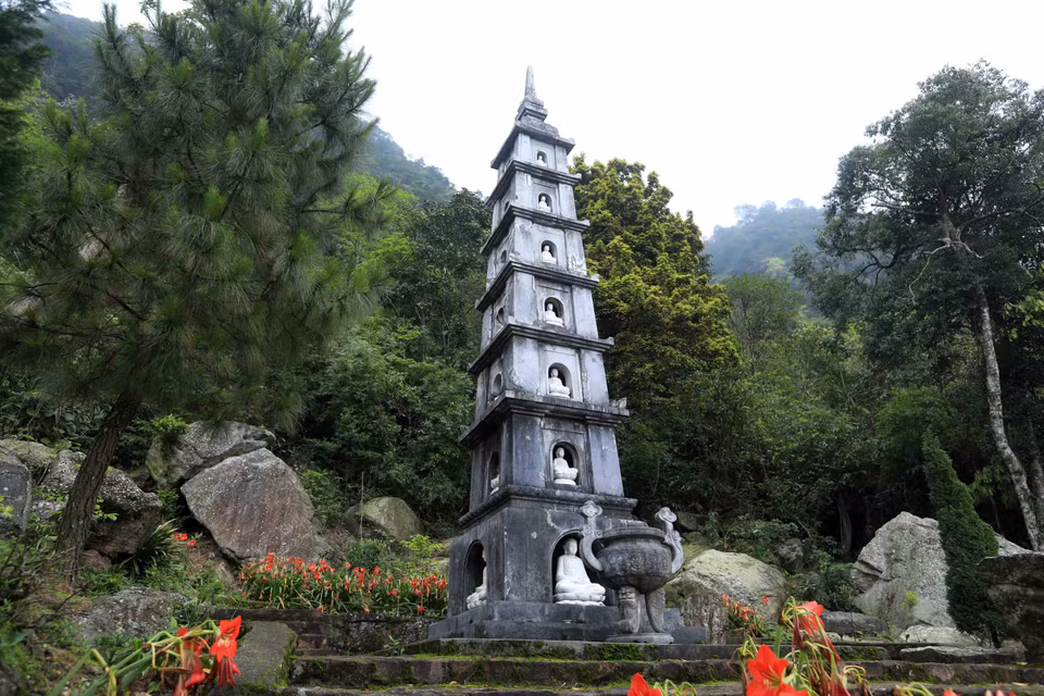 据历史数据显示，1329年，佛皇陈仁宗下令建设5座宝塔，就是至今已经修缮的塔园区，营造天湖寺的雄伟景观。图片来源：越通社