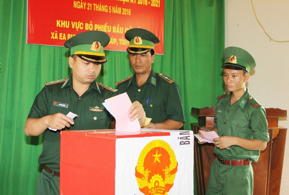 得乐省亚苏县（Ea Sup）亚崩乡（Ea Bung）739号得瑞边防哨所干部、战士们进行投票，选出第十四届国会代表。图片来源：越通社