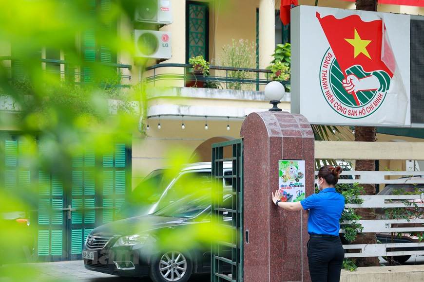 河内市团市委在总部门口设置选举日信息二维码和健康申报二维码，为客人服务。图自Vietnam+