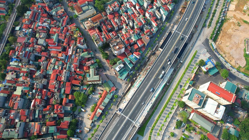 梅易-南升龙桥按照高速公路标准设计，共有4个双向车道、设计时速100公里/时，混泥土桥面宽24米。图自 VIETNAM+