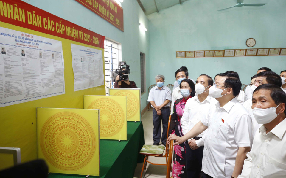 越南国会主席王廷惠检查宣光省安祥坊第二号选举单位的选举准备工作。越通社记者阮晋　摄