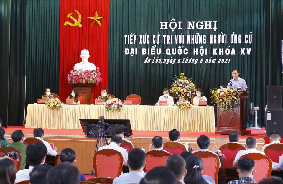 越南国会主席王廷惠在海防市安老县开展选民接待活动并在选民见面会上发表讲话。图自越通社