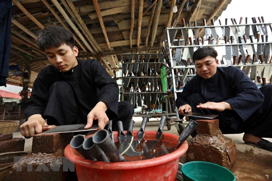 明俊福莲合作社刀子产品加工最后工序。图自 越通社