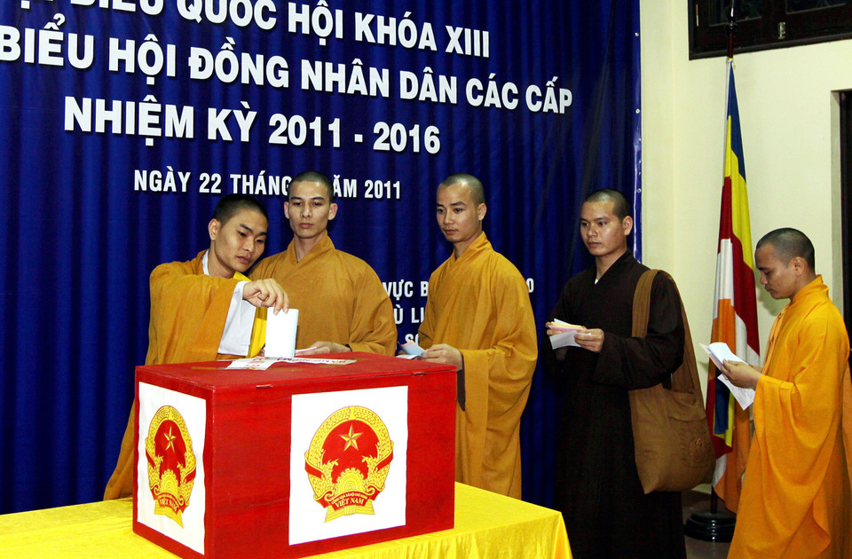 朔山县符灵乡第20号选举单位僧尼佛子履行公民义务，参加选举活动，投票选举第十三届国会代表和2011-2016年任期各级人民议会代表。图片来源：越通社