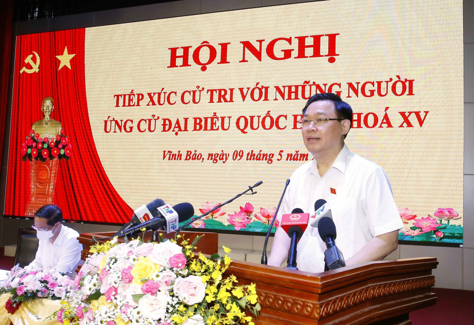 越南国会主席王廷惠在海防市永宝县开展选民接待活动并在选民见面会上发表讲话。图自越通社