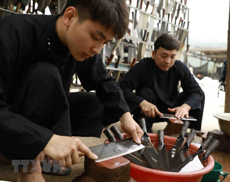 明俊福莲合作社刀子产品加工最后工序。图自 越通社