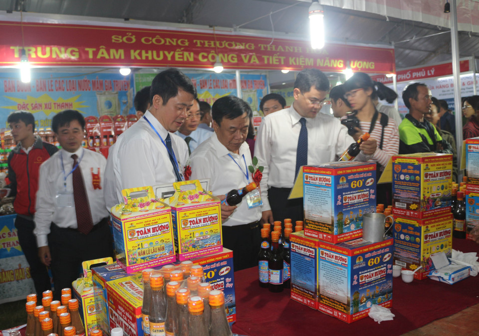 参观2017年红河平原-河南工业贸易展览会展会的代表。（图片来源：越通社）