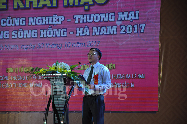 越南工贸部地方工业局代表在开幕式发表讲话。（图片来源：http://baocongthuong.com.vn）