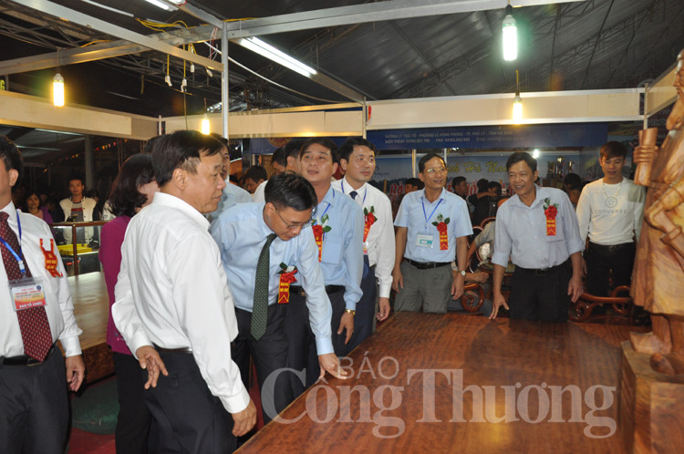 参观2017年红河平原-河南工业贸易展览会展会的代表。（图片来源：http://baocongthuong.com.vn）