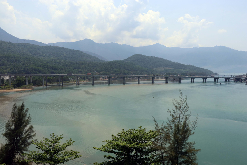 陵姑湾是原始的海湾，白色沙滩、清澈透底的海水以及丰富多样的生态系统使陵姑湾成为承天顺化省著名的旅游景点。图自越通社