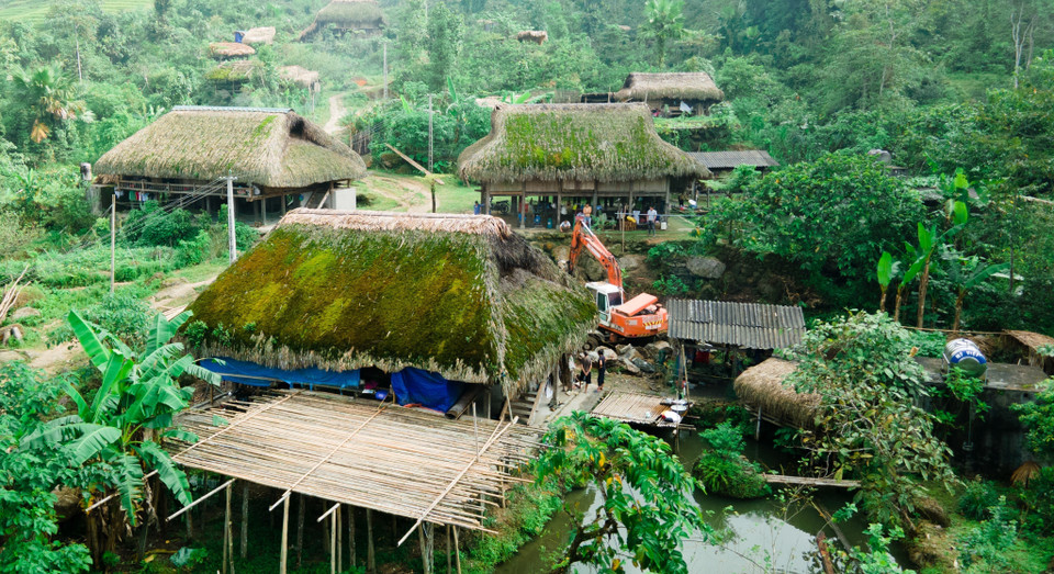 用棕榈叶制成的民舍屋顶上整年都覆盖着一层层绿色苔藓，就像世世代代瑶族人一样，与这片土地朝夕相处。图自 越通社