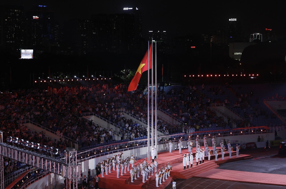 与会代表参加了庄严的越南国旗升国旗仪式，向越南国旗敬礼。图自越通社