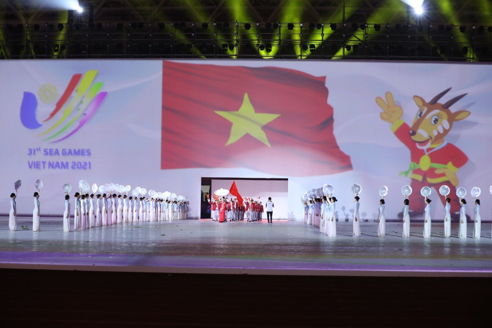 越南代表团受到现场观众的热烈欢迎。图自越通社