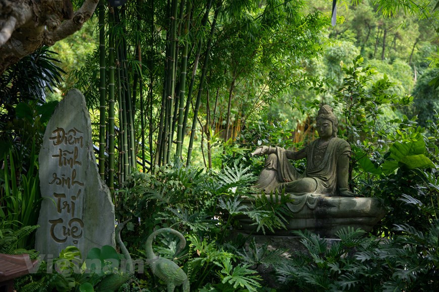 地藏飞来寺庙于10世纪建设的。该寺庙的砖瓦带有占族风格的建筑。地藏飞来寺还以其周围的美丽风景吸引了游客的注目。图自 越通社