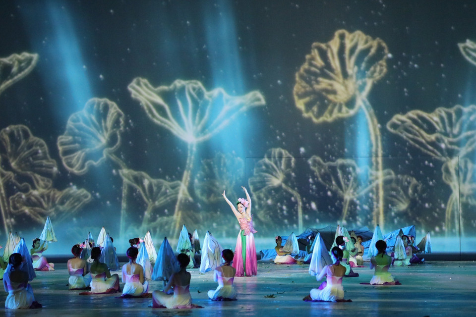 题为“越南莲花灵魂”的文化艺术节目介绍和展现了东道国越南的文化传统、特色。图自越通社