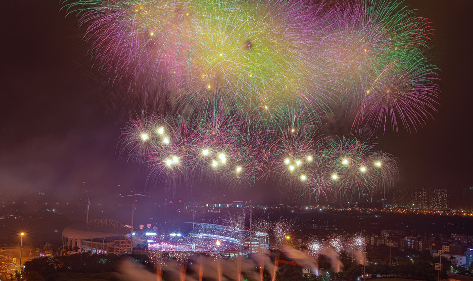 绚丽的烟花汇演，标志着第 31 届东南亚运动会的开幕。图自越通社