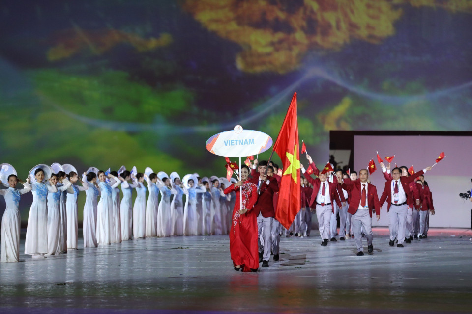 在第31届东南亚运动会开幕式上，越南体育代表团在美亭国家体育场游行。图自越通社