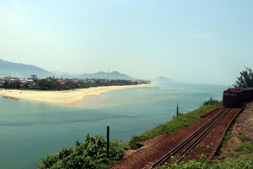 陵姑湾位于长山山脉往海的分支，南边是海云山坡，北边是富嘉山坡。图自越通社
