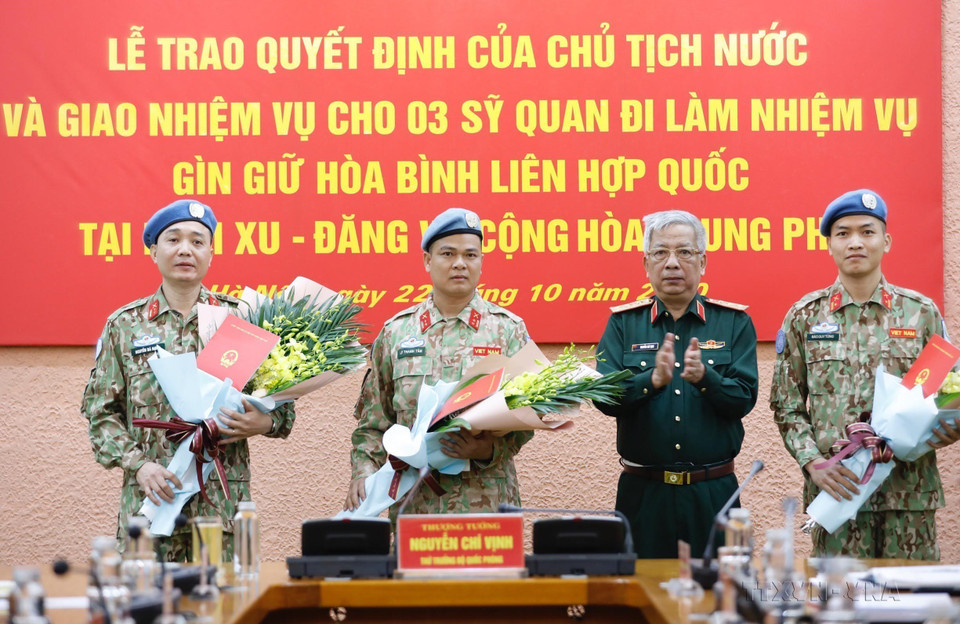 2020年10月22日，越南国防部副部长阮志咏上将向即将赴中非共和国和南苏丹共和国执行联合国维和任务的3名军官授予国家主席决定书。图自 越通社