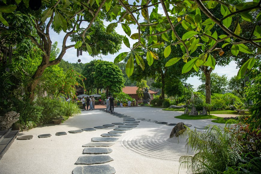 这座寺庙的正殿门前地上有用砾石拼成的12个圆圈，象征着人生。图自 越通社