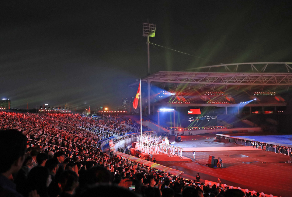 与会代表参加了庄严的越南国旗升国旗仪式，向越南国旗敬礼。图自越通社