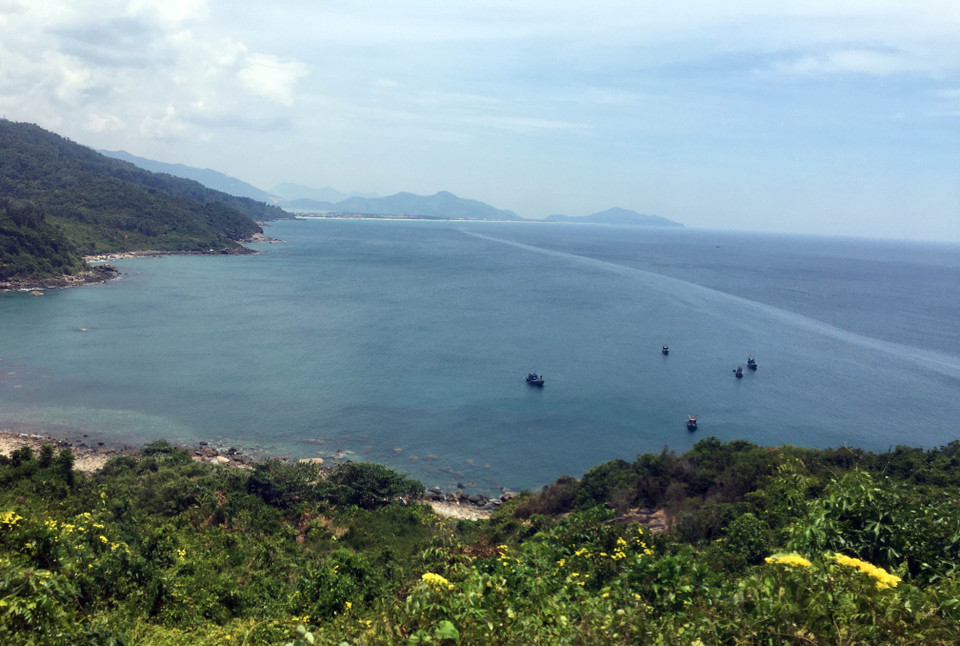 渔民在陵姑湾海域进行海水产品捕捞作业。图自越通社