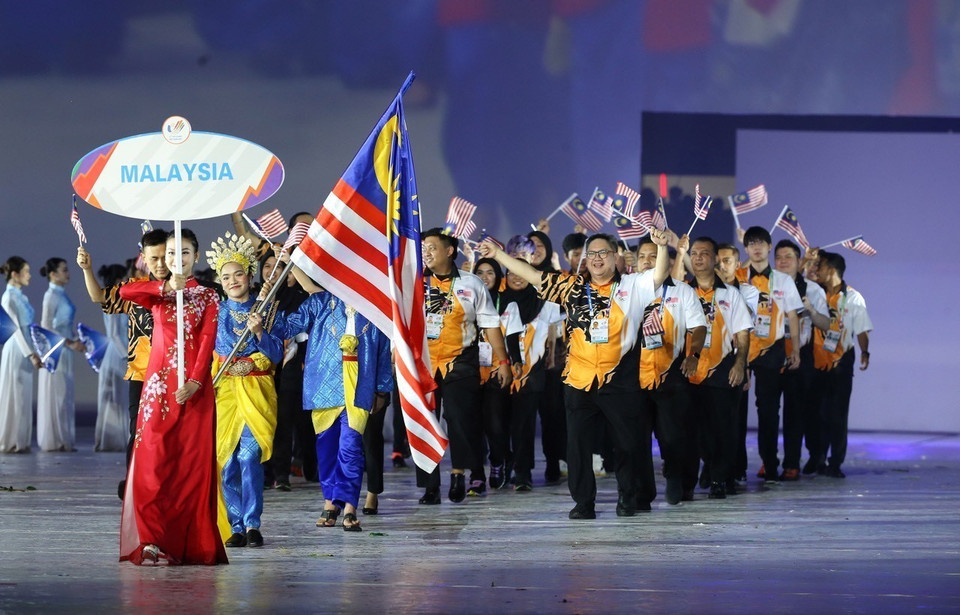 在第31届东南亚运动会开幕式上，马来西亚体育代表团在美亭国家体育场游行。图自越通社