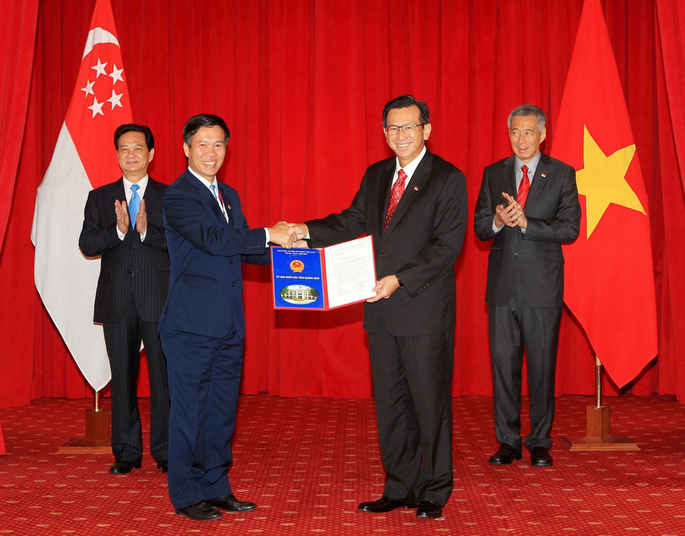 2013年5月31日，阮晋勇总理与新加坡总理李显龙见证 容橘热电项目投资许可证受证仪式。该项目由新加坡胜科集团投资兴建。越通社记者 德八 摄