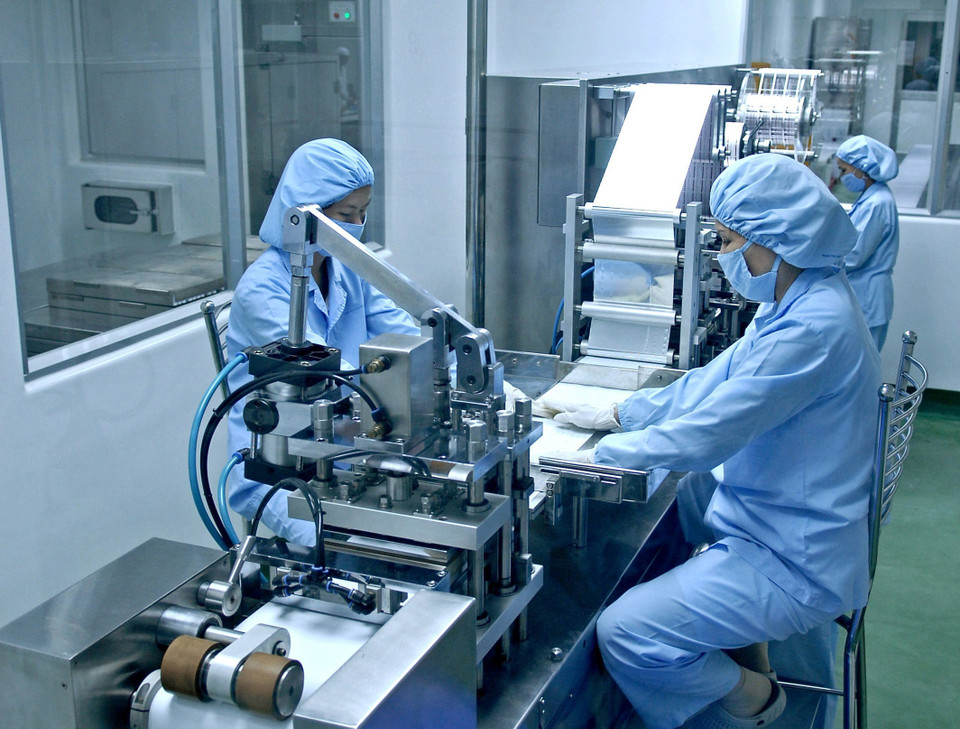 越南新加坡工业园区一直受到越新两国政府的巨大关注。图中：设在平阳省越南新加坡工业园区的西贡药物股份公司的工厂。越通社记者 世英 摄